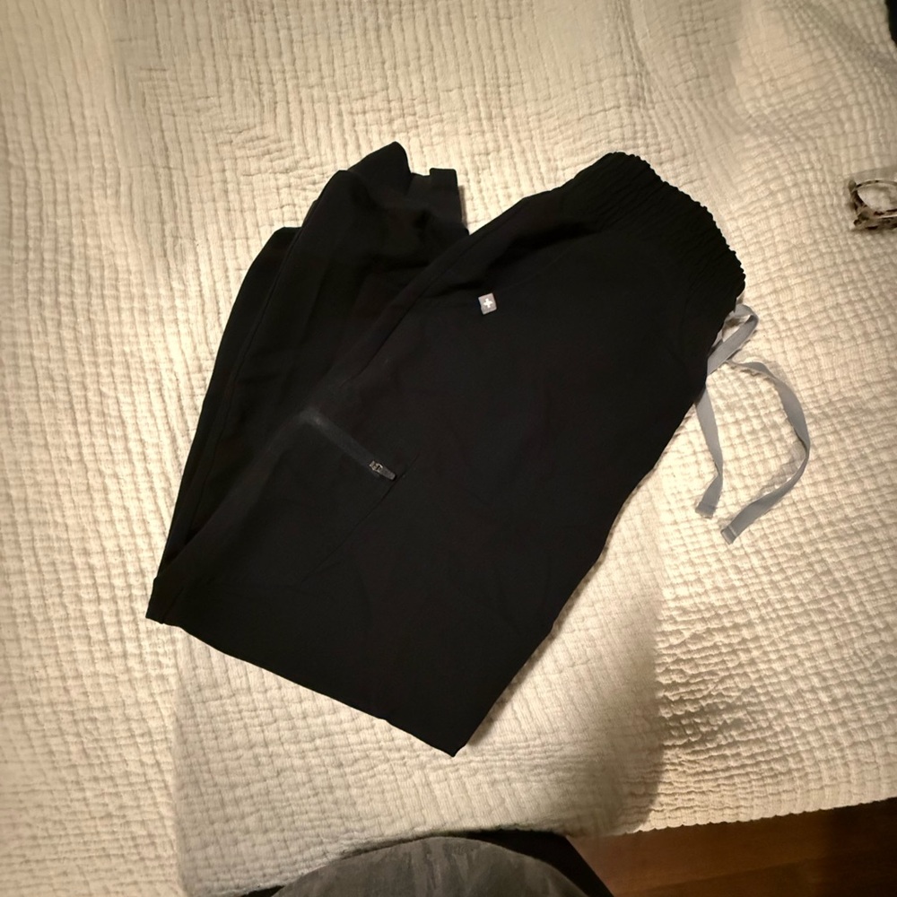 Women’s black scrub joggers- figs